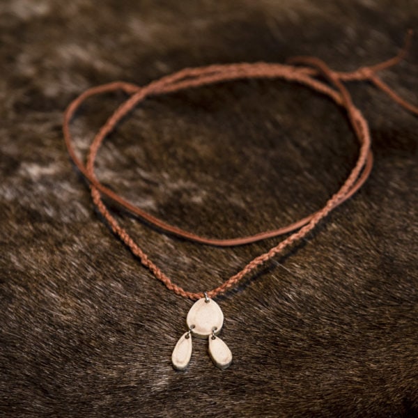 Saaga necklace. Leather ribbon 51 cm, reindeer horn.