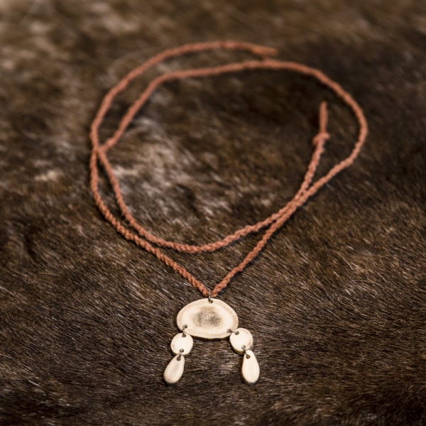 Maaret necklace. Leather ribbon 60 cm, reindeer horn.