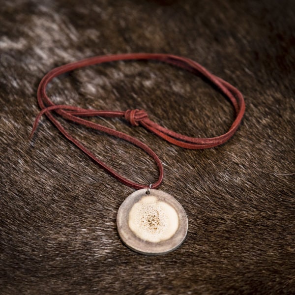 Heide necklace. Leather 90 cm, reindeer horn.