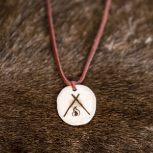 Kota horn necklace. Woven leather ribbon 90 cm, reindeer horn.